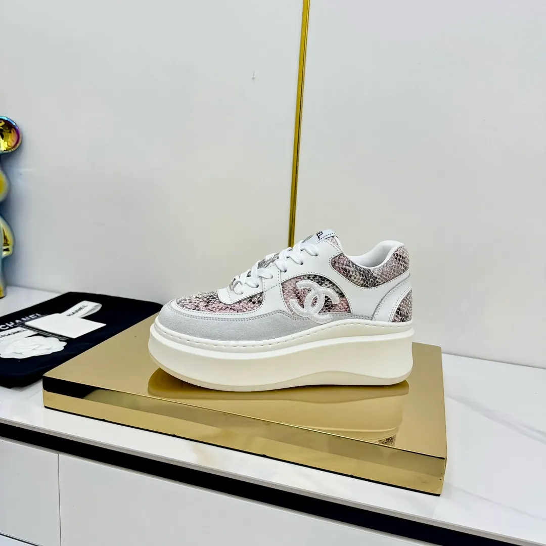 👟👟Ex-factory price 680👟👟 Upgraded version, upgraded version, upgraded version! No rebuttal accepted! ! ! ! Chanel Chanel panda shoes! 2025 counter's top casual sports shoes. This classic design; the upper is electro-embroidered with a variety of techniques; the outsole is fashionable and sporty; the unusual inclusion of a variety of color matching elements... The diversified mix and match is very good-looking and versatile, and can be used for leisure, fashion, sports, and outdoor... ꫛꫀꪝ Go➫ Materials: ❶Upper made of: original imported first-layer silk cowhide + original waterproof cloth + original first-layer cowhide ❷Inner lining: Original Yangli+Net ❸Outsole based on: Original TPU combination outsole Counter boutique packaging complete set for women 35–41 👉 👉 👉 👉 👉 👉 👉